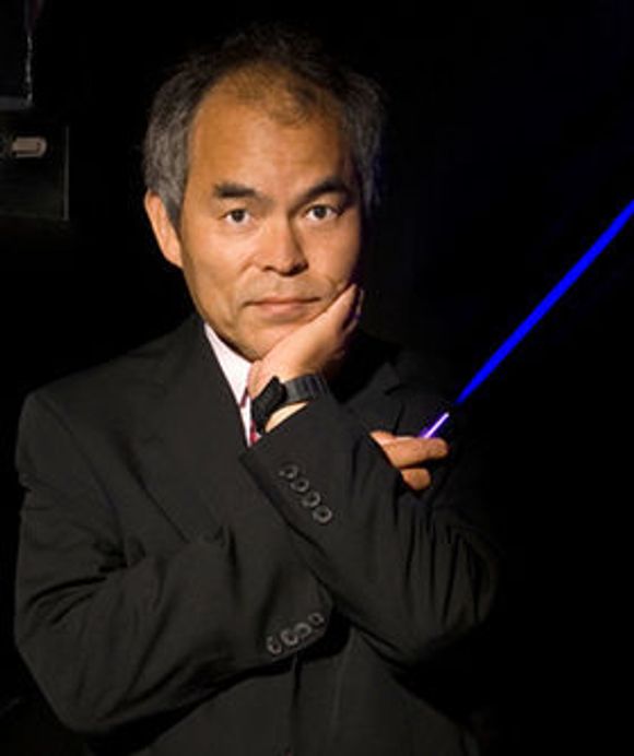 Shuji Nakamura, den ene av årets Nobelpris-vinnere i fysikk, her med en lysstav med blå lysdiode. <i>Bilde: Flickr-brukeren karaage831 (CC BY 2.0)</i>