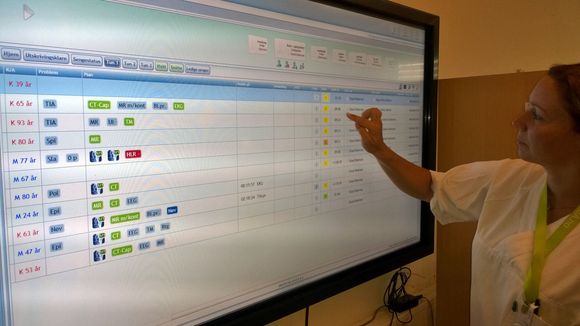 Slike elektroniske tavler skal tas i bruk på vaktrommene på det nye sykehuset i Østfold. På tavlen kan sykepleiere og leger blant annet se og redigere pasientinformasjon og -status, inkludert hvem som er ansvarlig for hver enkelt pasient. <i>Bilde: Terje Gårdsmoen/Sykehuset Østfold HF</i>