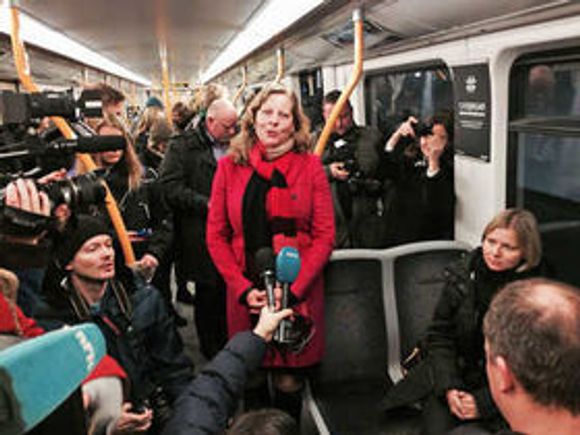 Telenor-sjef Berit Svendsen fra dagens pressekonferanse, som uvanlig fant sted ombord på t-banen. <i>Bilde: Telenor</i>