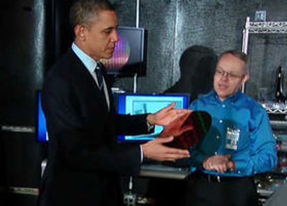 USAs president Barack Obama studerer en silisiumwafer hos Intel. <i>Bilde: The White House</i>