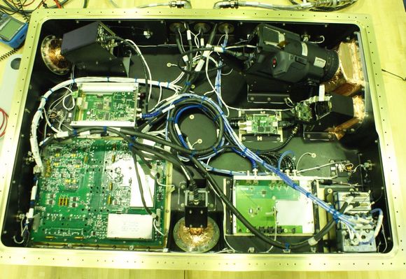 Kameraene og mye av den andre elektronikken som finnes i HDEV-modulen. <i>Bilde: NASA</i>