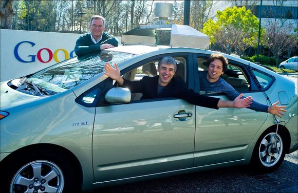 Googles styreformann, Eric Schmidt (bak bilen), og de to gründerne Larry Page og Sergey Brin (th) inne i bilen i 2011. <i>Bilde: Google</i>