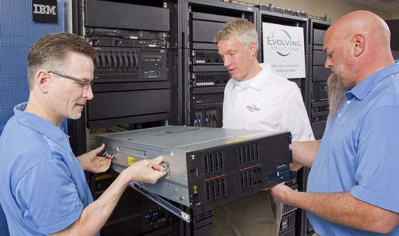 Installasjon av en IBM Power 840-server ved bedriften Evolving Soultions i Minnesota. <i>Bilde: Andy Clayton-King/Feature Photo</i>