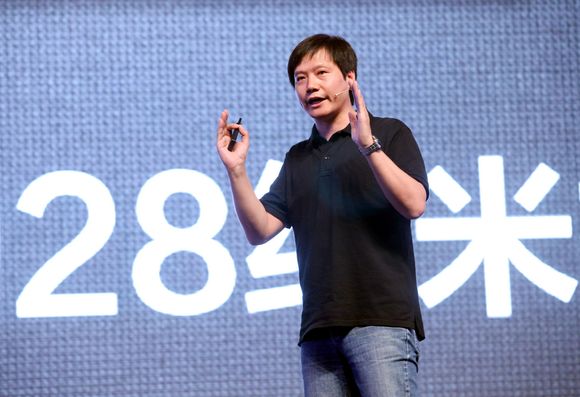 Olabukse og svart overdel under lanseringen av MI-2 i august 2012: Xiaomis toppsjef og gründer Lei Jun har Steve Jobs som forbilde. <i>Bilde: (c) Imaginechina/Corbis/All Over Press</i>