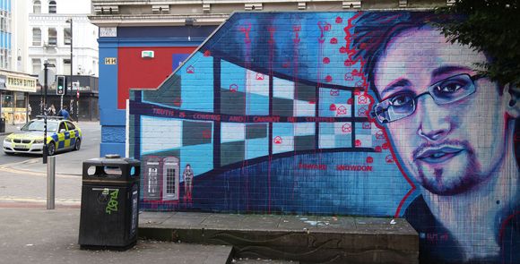 Her er den spionsiktede USA-varsleren avbildet som graffiti nord i Manchester, Storbritannia. <i>Bilde: IFC Images / Alamy/All Over Press</i>