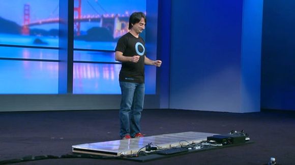 Joe Belfiore fikk æren av å demonstrere Windows-pianoet. <i>Bilde: Microsoft-video</i>