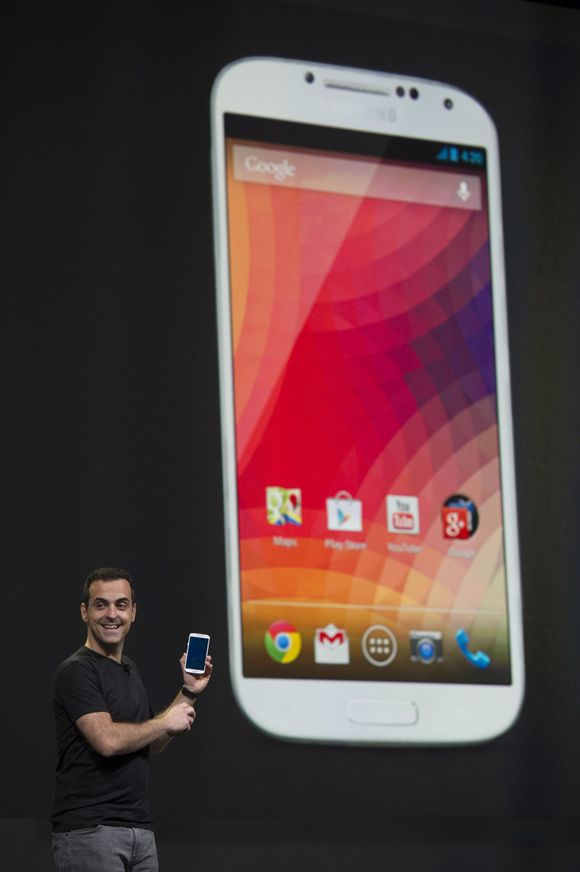 Hugo Barra viste fram en Samsung Galaxy S 4 med standard Android-installasjon, men hadde ellers mest å fortelle til utviklere. <i>Bilde: Morris/Bloomberg/Getty Images/All Over Press</i>