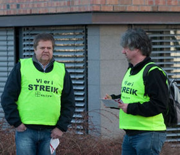 En småfrossen nestleder Fred Antonsen (til v.) i El &amp; IT Forbundets klubb Atea delte tirsdag ut løpesedler for å informere om hvorfor de streiker. <i>Bilde: Marius Jørgenrud</i>