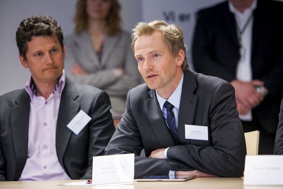 Halvor Walla (t.h) fra Software Innovation kunne fortelle at de driver innovasjonsarbeidet i Danmark - og tar med seg nyvinningene til Norge. Til venstre er direktør i Encap, Thomas Brostrøm. <i>Bilde: Per Ervland</i>