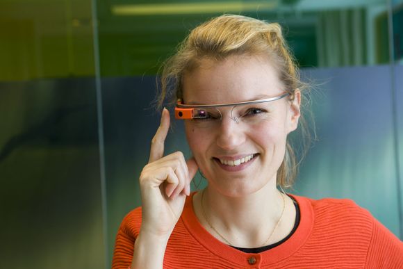 Googles Christine Sørensen viser en tidligere modell av teknobrillene til digi.no <i>Bilde: Per Ervland</i>