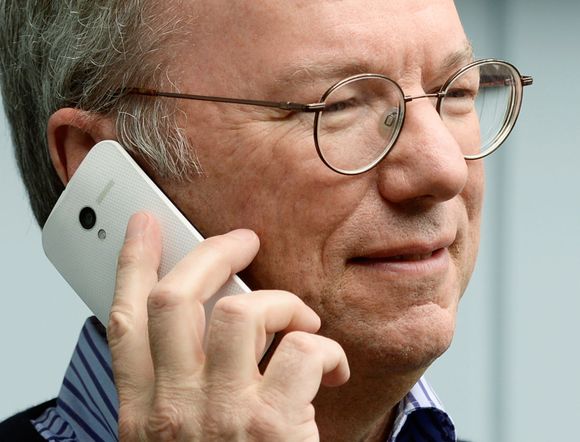 Eric Schmidt med Googles kommende Moto X, en smarttelefon som skal lanseres verden over. En mulig konkurrent til Samsungs Galaxy-serie eller iPhone? <i>Bilde: Kevork Djansezian/Getty Images/All Over Press</i>
