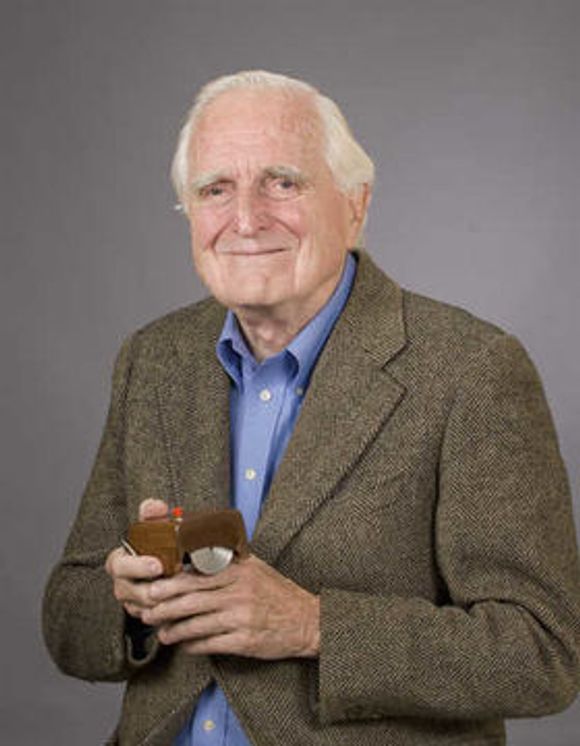 Douglas «Doug» Engelbart gikk bort tirsdag, 88 år gammel. Få har satt sitt spor så tydelig på det moderne samfunn som han. På bildet viser han frem sin mest kjente oppfinnelse, musen. <i>Bilde: Stanford Reserarch Institute</i>