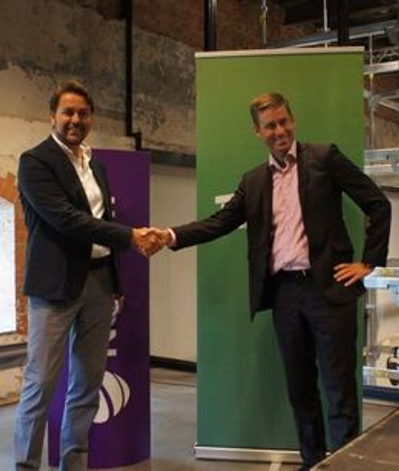 Tele2s norgessjef Arild Hustad og daværende Netcom-sjef August Baumann smilte bredt da oppkjøpet ble varslet i fjor sommer. <i>Bilde: Thomas Marynowski</i>