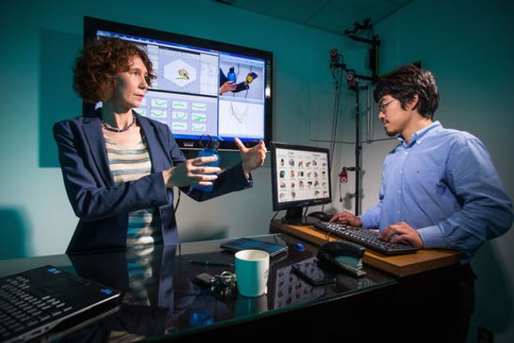 Cornelia Fernmuller og og studenten Yezhou Yang ved computer vision-systemer som er i stand til å identifisere og kopiere håndbevegelser med stor nøyaktighet. <i>Bilde: John T. Consoli/University of Maryland P</i>