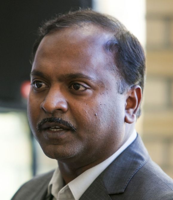 Professor Ilangko Balasingha leder forskningsgruppen for biometriske sensornettverk ved Intervensjonssenteret til Oslo universitetssykehus. <i>Bilde: Per Ervland</i>