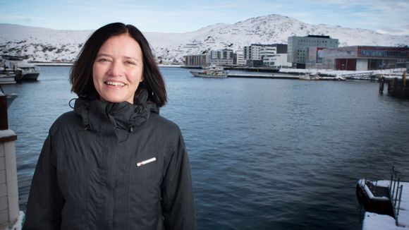 LYSE UTSIKTER: Jeanette Moland i Hammerfest Næringsinvest ser konturene av en storby bak seg, der hun har vært med som en av tilretteleggerne for videreutvikling av eiendom. <br />