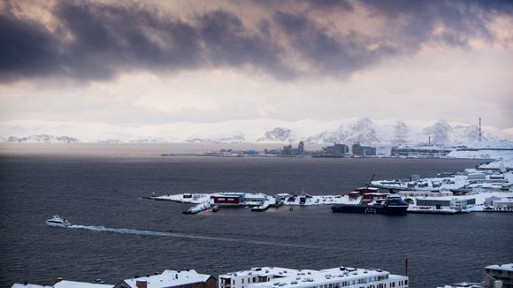 MELKØYA: Da gassfeltet Snøhvit ble en realitet, skulle det endre Hammerfest. Anlegget på Melkøya, bakerst på bildet, genererer alene nesten 200 millioner kroner i eiendomsskatt til kommunen.