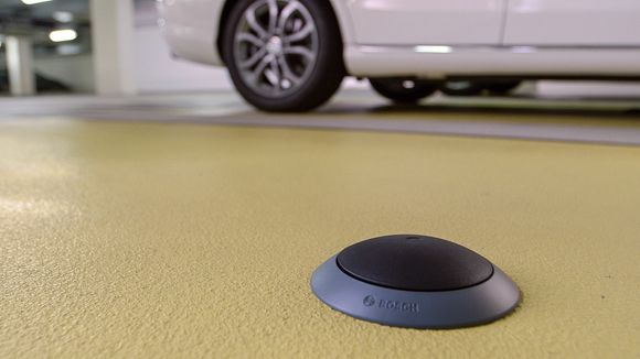 Er det en bil her?: Parkeringssensorer innendørs og informasjon fra sensorene i bilene våre som kjører rundt i byen og &quot;ser&quot; inn mot veikanten kan danne et komplett kart over ledige parkeringsplasser i byer. <i>Bilde: Bosch</i>