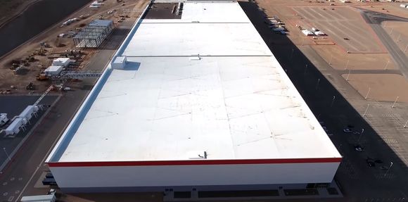 Kjølende: Det hvite taket til Tesla Gigafactory 1 skal kles med solceller, som skal bidra til at fabrikken forsynes med 100 prosent fornybar energi. Den hvite fargen skal redusere temperaturen, noe som gjør at solcellene blir mer effektive. <i>Foto: Above Reno</i>