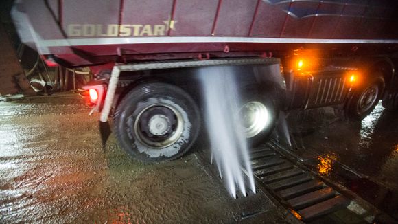 Lastebilene med sprengmasser skyldes grundig for leire og møkk før de kjøres utendørs, for å unngå støv og dårlig luft langs Mosseveien. <i>Foto: Per-Ivar Nikolaisen</i>