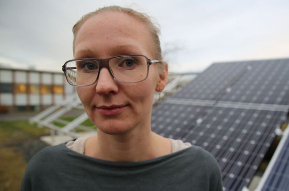 Skal analysere produksjonsdata: Solcelle-forsker Josefine Selj ved Institutt for Energiteknikk (IFE). <i>Foto: Jannicke Nilsen</i>