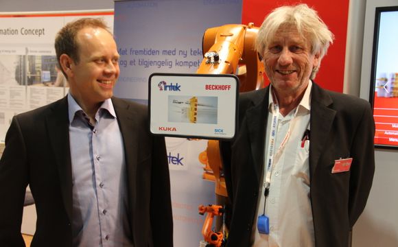 Sølvar Flatmo fra Intek og Einar Bråthen fra Beckhoff med et felles robotprosjekt vist på Eliaden. <i>Bilde: Joachim Seehusen</i>