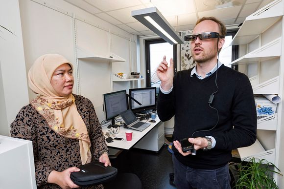 Flere forskere arbeider sammen på CIEM. Her er Ole-Christoffer Granmo sammen med overingeniør Jaziar Radianti. <i>Foto: Kjell Inge Søreide</i>