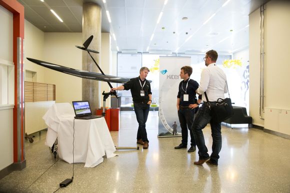 Krasjtester: Kitemill utvikler flyvende vindkraftverk, og skal sette opp sin første permanente flyvende vindturbin på Lista til sommeren. Her er gründer Thomas Hårklaou med den ellevte pilot-turbinen i rekken. <i>Foto: Ron Holan</i>
