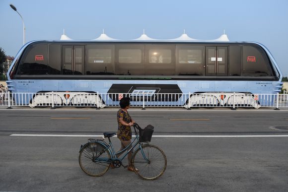 Målet er at stylte-bussen skal forminske trafikk-kaoset i storbyene, samt redusere mengden dødsulykker på veiene. <i>Foto: Scanpix/ Luo Xiaoguang/Xinhua via AP</i>
