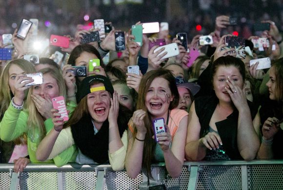 Med tusenvis av smartmobilbrukere på konsert, kan den eventuelle Wi-Fi-kapasiteten fort bli sprengt. Bildet er fra en Justin Bieber-konsert i Telenor Arena tidligere i år. <i>Foto: AFP Photo/Daniel Sannin Lauten</i>