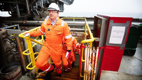 Stolt: Karl Johnny Hersvik er stolt av Det norskes gjennomføring av Ivar Aasen-prosjektet som starter produksjon i desember - her om bord i Maersk Interceptor som boret produksjonsbrønnene. <i>Foto: Eirik Helland Urke</i>