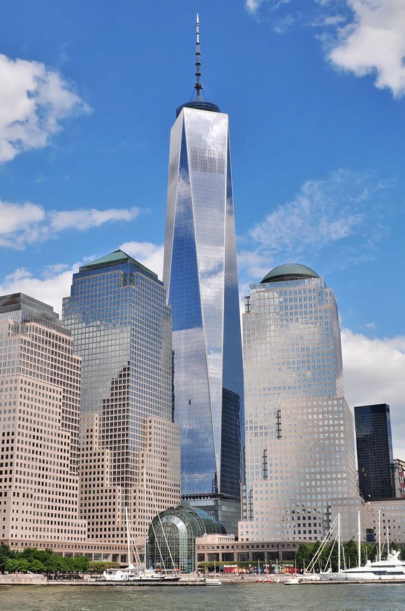 One World Trade Center i New York er blant bygningene hvor Thyssenkrupp har tatt i bruk de nye løsningene. <i>Foto: Joe Mabel, Wikipedia (CC BY-SA 2.0)</i>