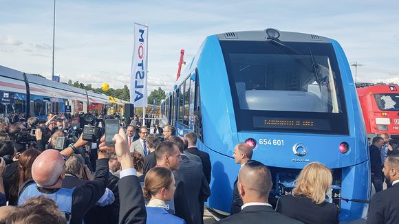 Stor stahei: Når den tyske ministeren for transport og digital infrastruktur kommer for å se på det nye hydrogentoget, blir det liv i kameraene. <i>Foto: Odd Richard Valmot</i>