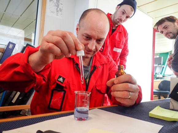 Prosessoperatør Kristian Andersen om bord på M/Tr Molnes sjekker prøver fra anlegget om bord. <i>Foto: Nordic Wildfish</i>