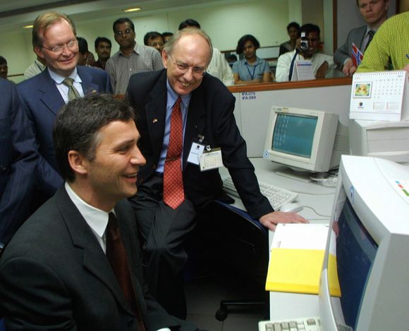 I 2001 valgte Skatterdirektoratet å sette bort endel av sin IT-virksomhet til Wipro Technologies i Banglore, India. Her viste daværende seksjonsjef i Skattedirektoratet, Karl Olav Wroldsen, hvordan det fungerte i praksis, mens daværende statsminister Jens Stoltenberg så på. <i>Foto: Scanpix</i>