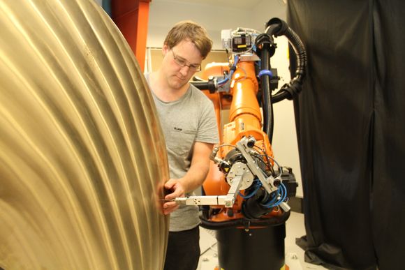 Ådne Solhaug Linnerud på Sintef Manufacturing på Raufoss har hjulpet til med å utvikle en nøyaktig sliperobot til Oshaug Metall. Resultatene av det prosjektet brukes videre i arbeidet for å overflødiggjøre modellene. <i>Foto: Joachim Seehusen</i>