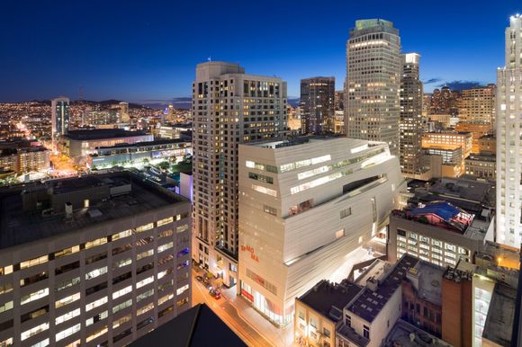 Museum of Modern Art i San Fransisco er tegnet av Snøhetta. Fasadeplatene er alle unike, ikke to er like. Oshaug Metall ser nå muligheten til å kunne konkurrere på et slikt marked når de kan kutte ut de fysiske modellene. <i>Foto: Snøhetta</i>