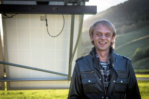 Energipark: Tore Neverås har bygd opp solcelle- og vindparken i hagen sin siden 2011. <i>Foto: Havard Zeiner</i>