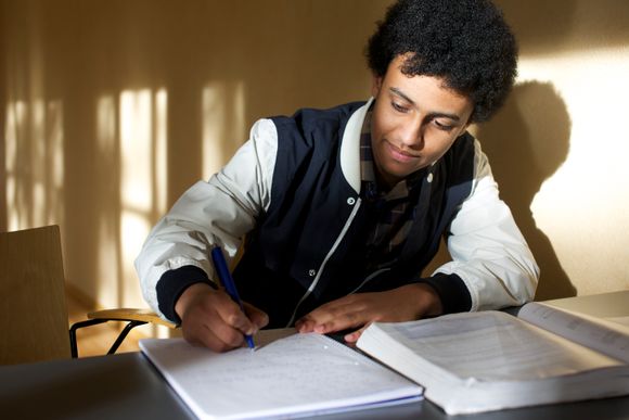 Den unge studenten setter alltid av ekstra tid til skolearbeid i helgene og mener selv at det høye nivået på studiet bare ham mer skjerpet. <i>Foto: Kyrre Lien</i>