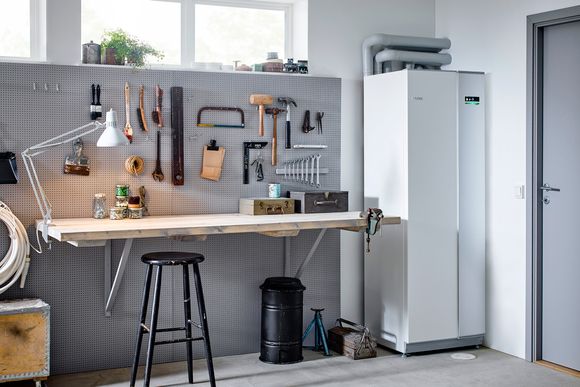Ser ut som et kjøleskap: En moderne væske til vann varmepumpe tar ikke stort mer plass en et kjøleskap. <i>Foto: Norsk Varmepumpeforening</i>