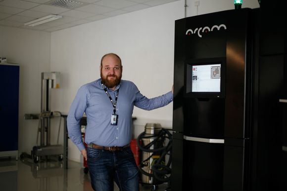 Elektronstrålekanon: Arcam A2X er den eneste printeren i Norge som bygger med «electron beam melting» (EBM). <i>Foto: Linn Kristin Nordseth</i>