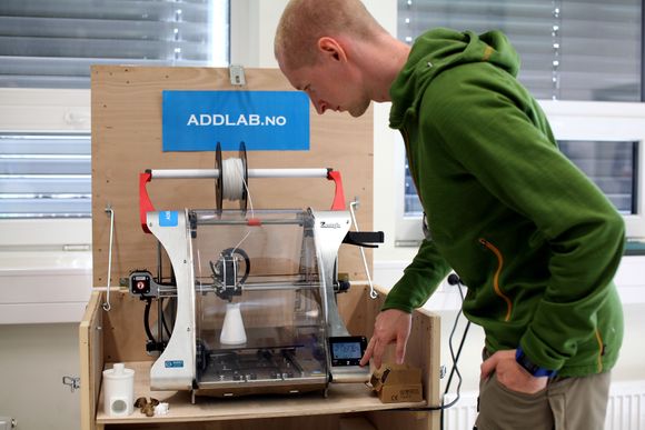 Viktig for studentene: Geomatikkstudent Anders Hoel Nielsen prøver seg på en av de mindre printerne ved printerlaboratoriet. <i>Foto: Linn Kristin Nordseth</i>