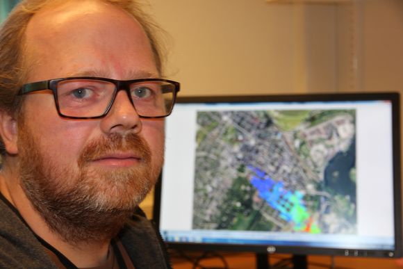 Regnemester: Kjernefysiker Thomas Vik ved FFI har ledet prosjektet med å beregne fiktive gassutslipp fra Borregaard. <i>Foto: Tormod Haugstad</i>