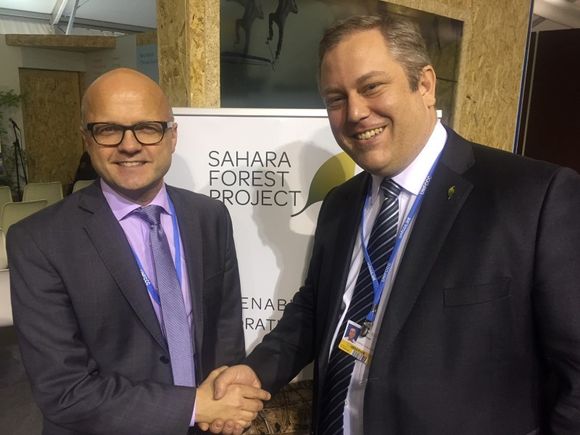 Klimaminister Vidar Helgesen (t.v.) har kunngjort at han bevilger ytterligere 5,6 millioner kroner til Sahara Forest Project, som ledes av Joakim Hauge (t.v.). <i>Foto: Jon Berg/Klima- og miljødepartementet</i>