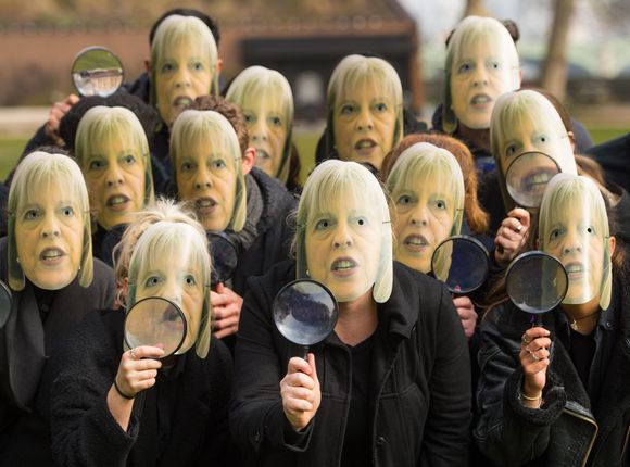 Medlemmer av kampanjegruppen NoteMyVote bærer masker av nåværende statsminister Theresa May under en protest mot det britiske lovforslaget om masseovervåkning som i går ble vedtatt. <i>Foto: Dominic Lipinski/Pa Photos</i>