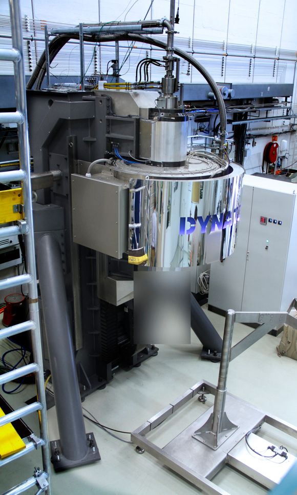 Dynatecs silisiumreaktor montert på Institutt for energiteknikk for testing. Den har en kapasitet på 80 tonn, produksjonsversjonen får 250 tonn. <i>Foto: Joachim Seehusen</i>