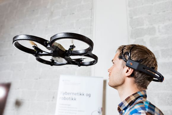 Stipendiat Atle Rygg styrer denne dronen med ansiktsbevegelser. <i>Foto: Institutt for teknisk kybernetikk, NTNU</i>