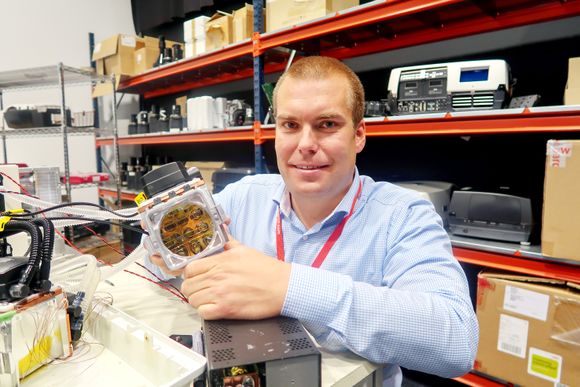 Laserlyskilde: Produkt- og utviklingsdirektør Kristian Kolstad viser frem den avanserte laserbaserte lyskilden ingeniørene i Fredrikstad har utviklet. <i>Foto: Odd Richard Valmot</i>