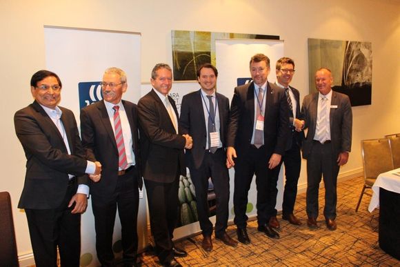 Sahara Forest Project har inngått avtale om å se på muligheten for å bygge i Australia. Fra venstre: Vinod Patel i Yara Pilbara Fertilisers; borgermester Peter Long i Karratha; minister for regional utvikling i Vest-Australia, Terry Redman; visepresident Kjetil Stake i Sahara Forest Project; teknologidirektør Pierre Herben i Yara; fabrikksjef Rob Stevens i Yara Pilbara; administrerende direktør Terry Hill i Pilbara Development Commission. <i>Foto: Sahara Forest Project</i>