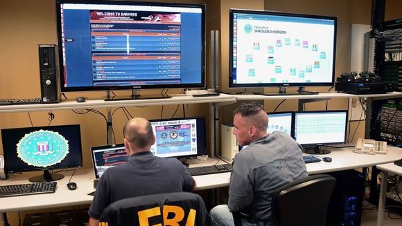 Ifølge FBI jobber DDoS-angriperne sammen i nettverk over hele verden. Etterretningsorganet mener at det er umulig å få has på problemet om ikke myndighetene jobber sammen på tvers av landegrensene. <i>Foto: FBI</i>
